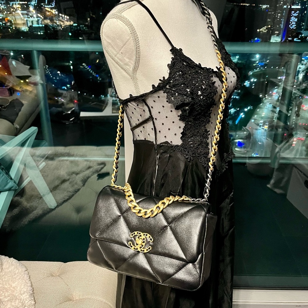 CHANEL 19 Lambskin Quilted Flap Bag in Black Micro Chip - Picture 6 of 16